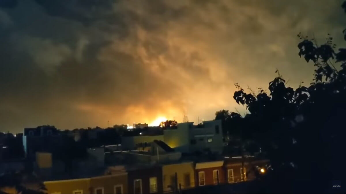 Φιλαδέλφεια: Φωτιά σε διυλιστήριο – Έγινε η νύχτα μέρα! Σοκαριστικές εικόνες – video