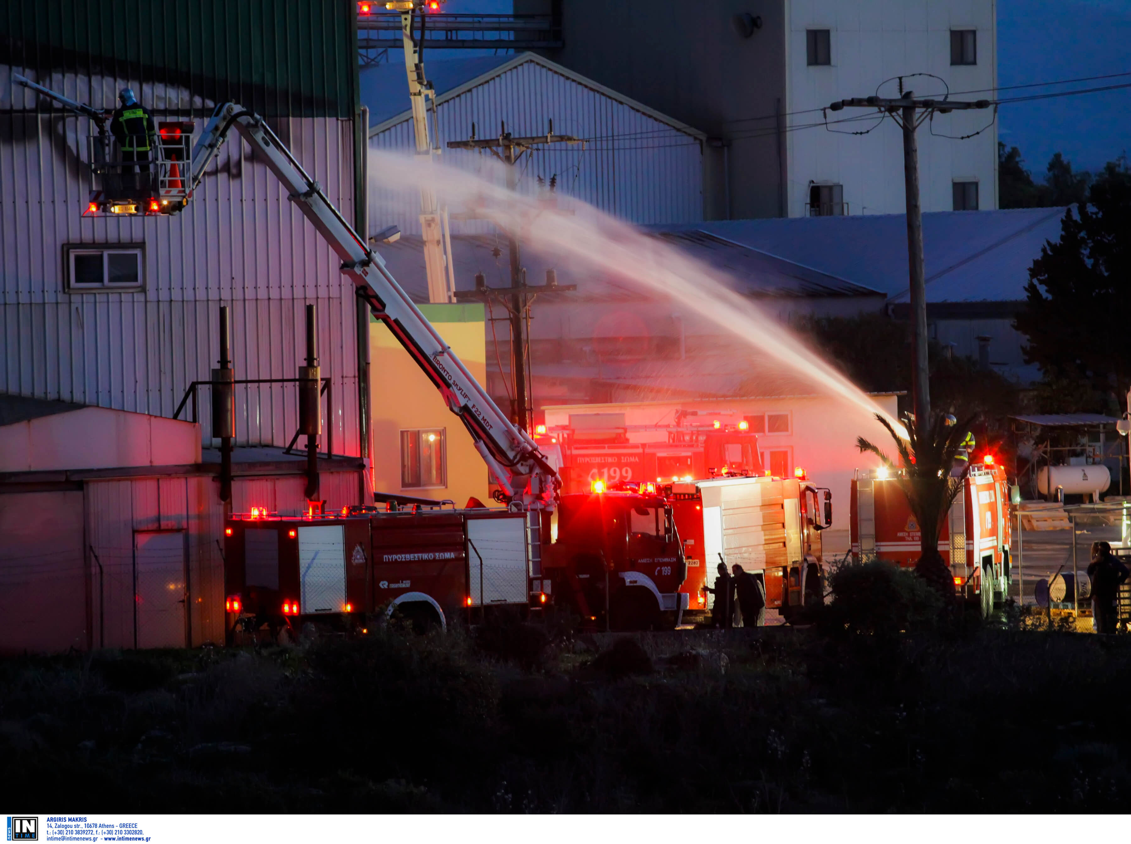 Λάρισα: Μεγάλες φωτιές απειλούν επιχειρήσεις – Σε εξέλιξη οι μάχες των πυροσβεστών με τις φλόγες!