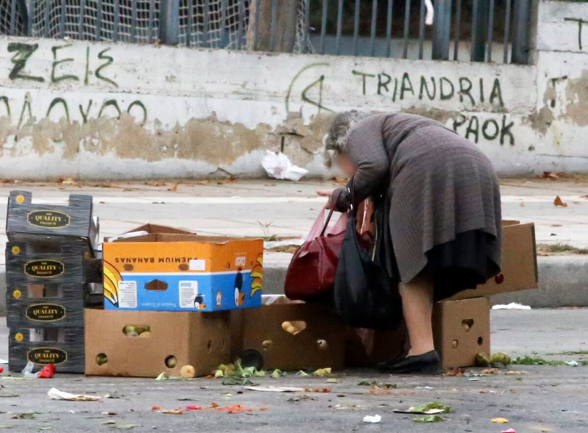 ΕΛΣΤΑΤ: Το 31,8% του πληθυσμού ζει με τον κίνδυνο της φτώχειας