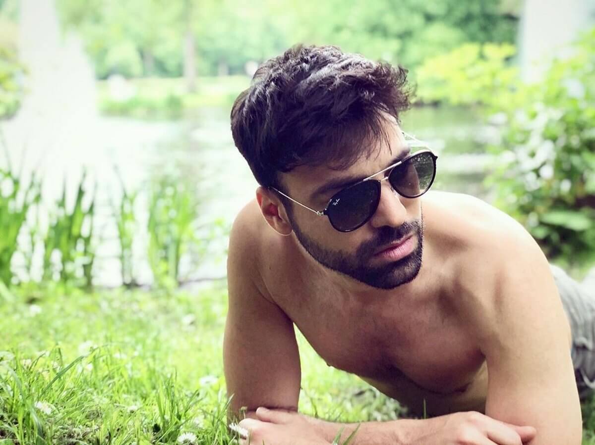 Ο Ανδρέας Γεωργίου μας συστήνει την γιαγιά του και της δίνει ένα τρυφερό φιλί στα χείλη!