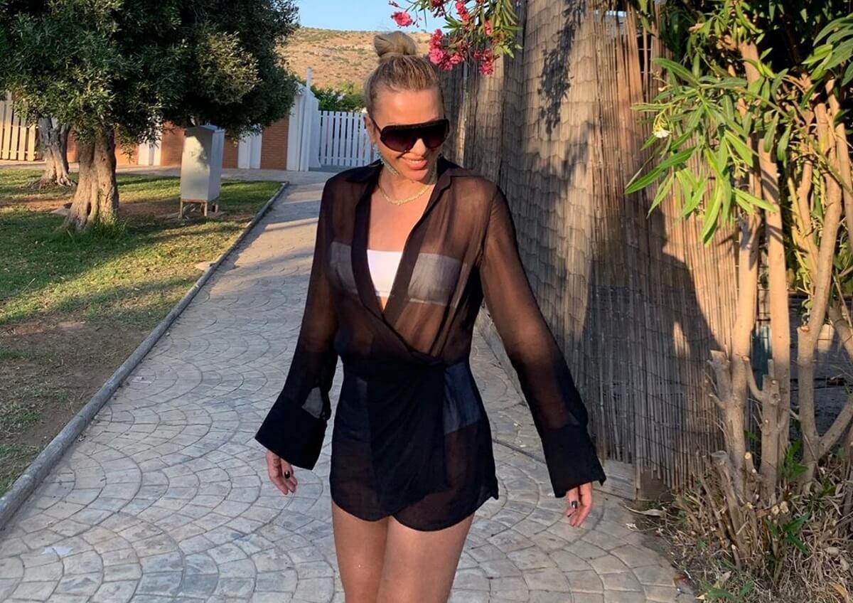 Η Γωγώ Μαστροκώστα ποζάρει ανέμελη μόνο με το μαγιό της!