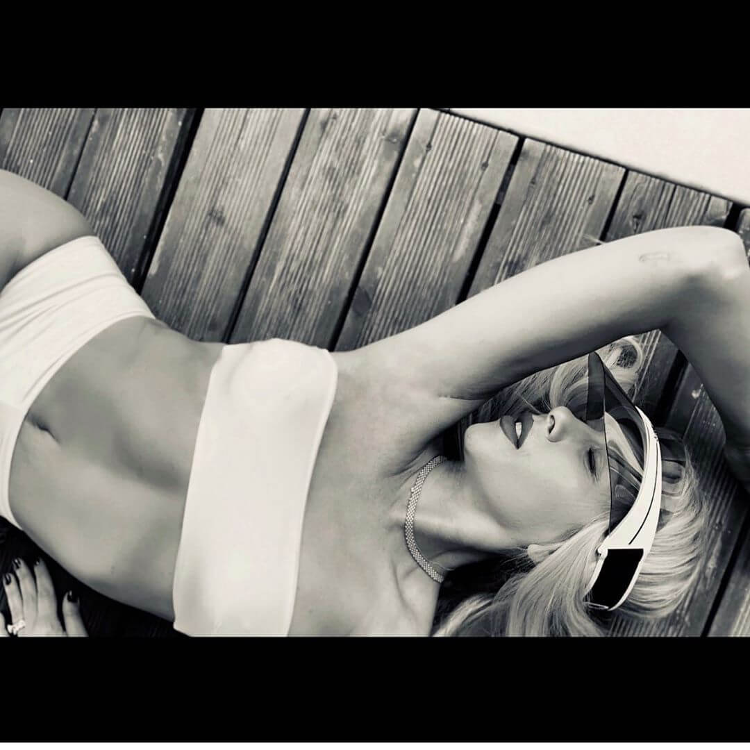 Γωγώ Μαστροκώστα: Στην παραλία μόνο με το… καπέλο της! [pic]