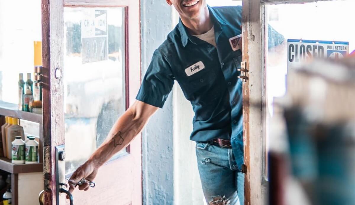 Βαρύ πένθος για γνωστό τραγουδιστή! Πνίγηκε ο 3χρονος γιος του