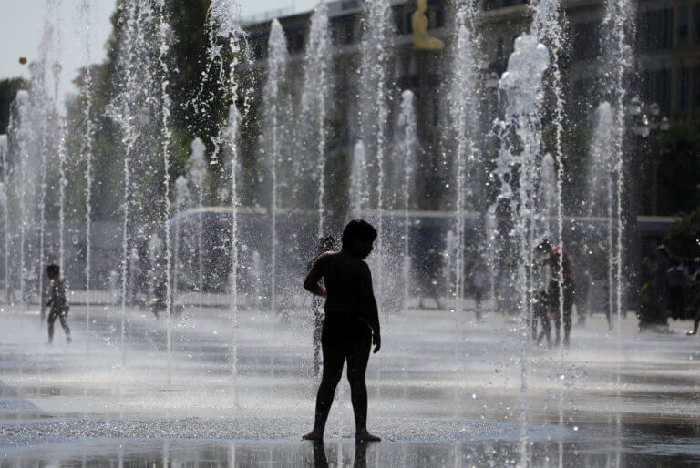Η Ευρώπη ψήνεται – Στο απόγειό του ο καύσωνας – Γαλλία και Ισπανία λιώνουν από την ζέστη