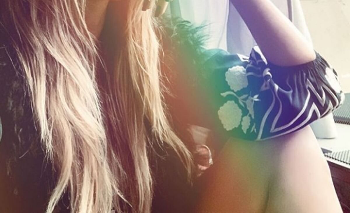 Topless μπροστά στον καθρέφτη η 46χρονη καλλονή! Βουρτσίζει τα δόντια της και προκαλεί χαμό…