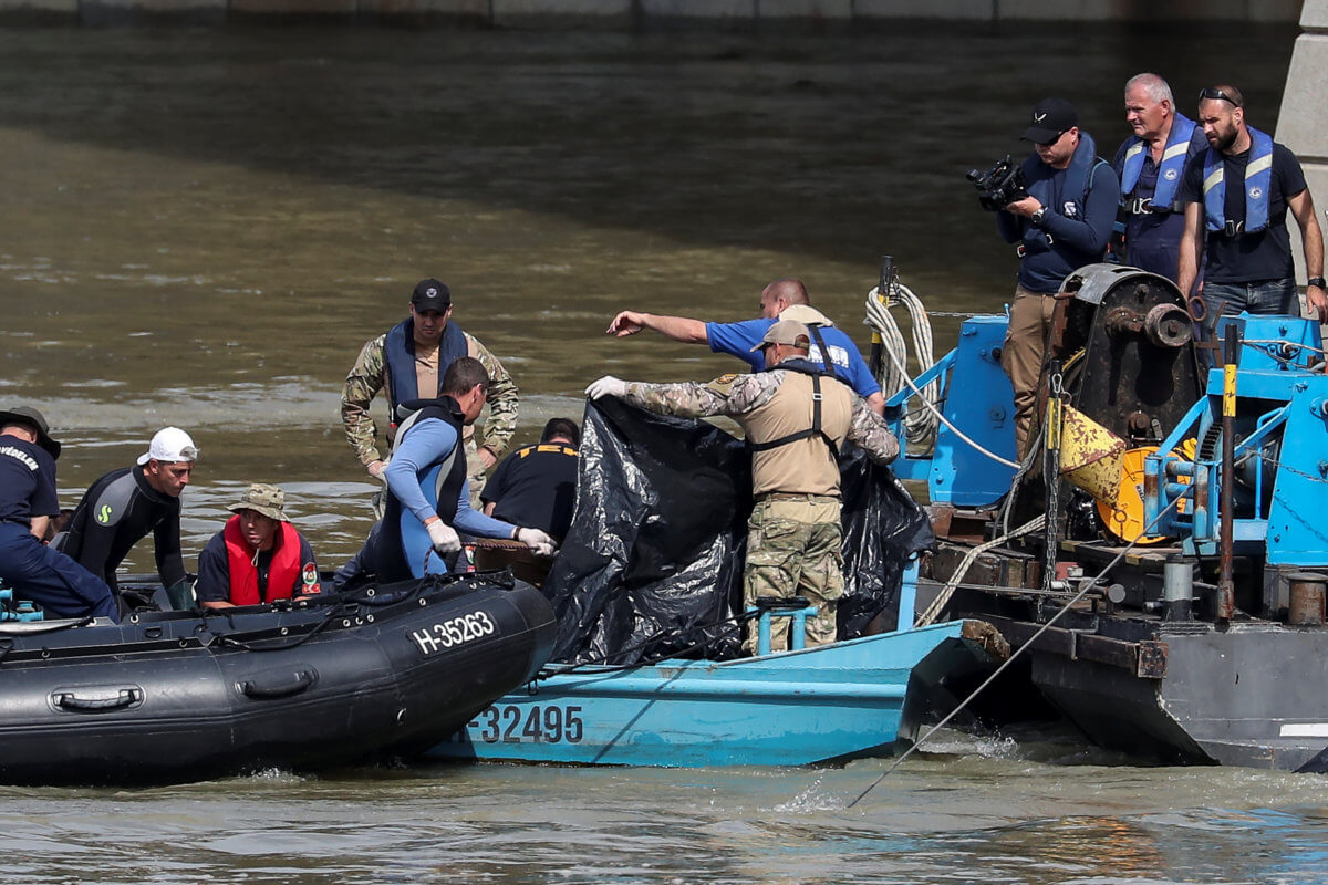 Ουγγαρία: Ακόμη δυο πτώματα ανασύρθηκαν από το ναυάγιο του Δούναβη – 13 άτομα αγνοούνται