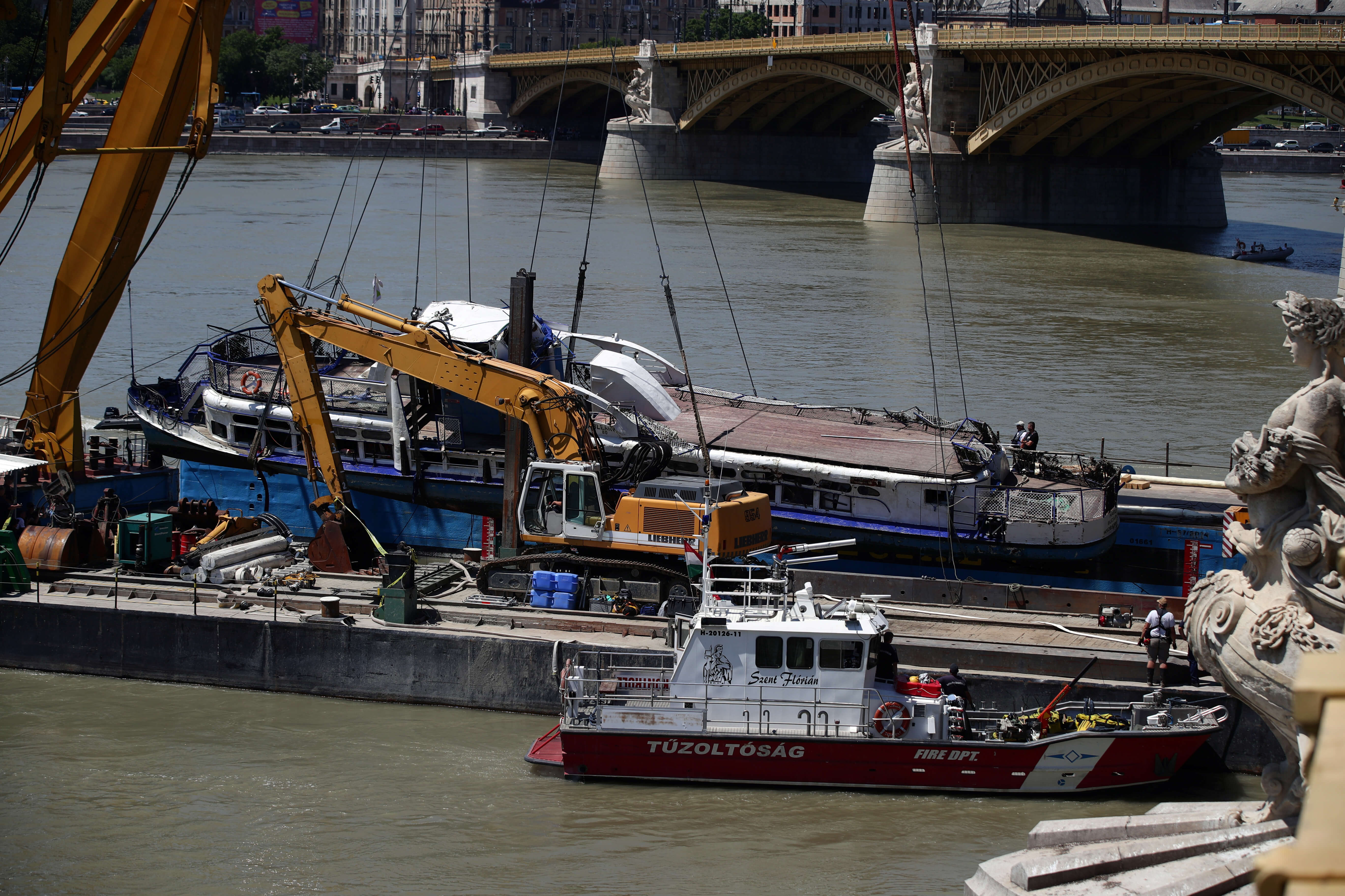 Ανελκύστηκε το πλοίο από το ναυάγιο στο Δούναβη – Βρέθηκαν ακόμη 4 πτώματα στο κουφάρι του