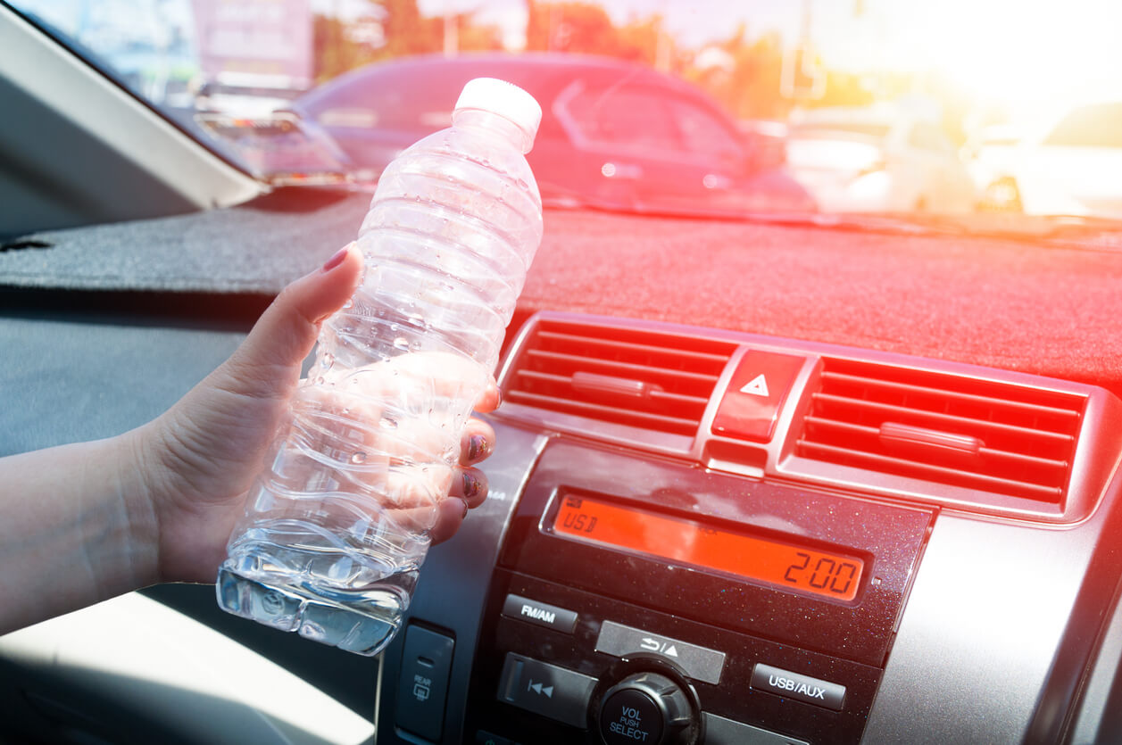 Τι μπορεί να συμβεί αν αφήνετε πλαστικά μπουκαλάκια με νερό στον ήλιο και την ζέστη – Κίνδυνος υγείας!