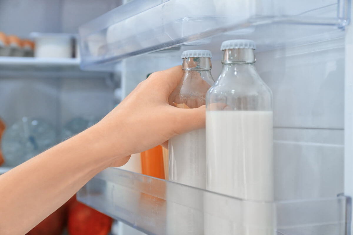 Τι συμβαίνει αν βάζετε το γάλα στην πόρτα του ψυγείου, ειδικά το καλοκαίρι