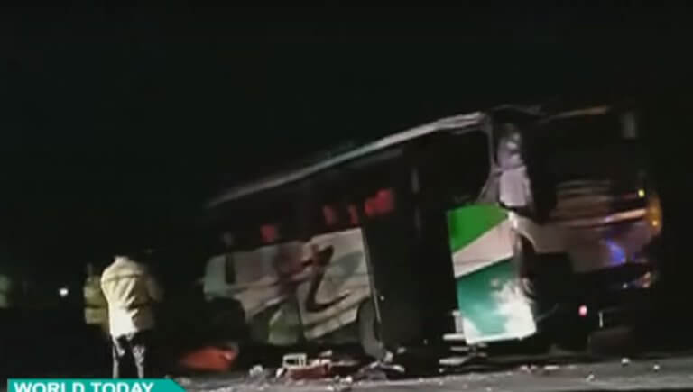 Τραγωδία στην Ινδονησία – 12 νεκροί από καραμπόλα με λεωφορείο – Επιβάτης άρπαξε το τιμόνι του οδηγού