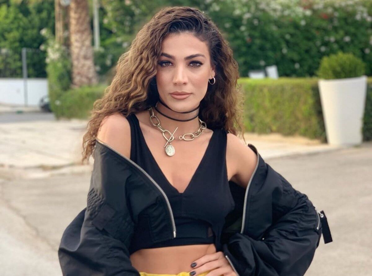 Η Ήβη Αδάμου αγκαλιά με την κόρη της στην παραλία!