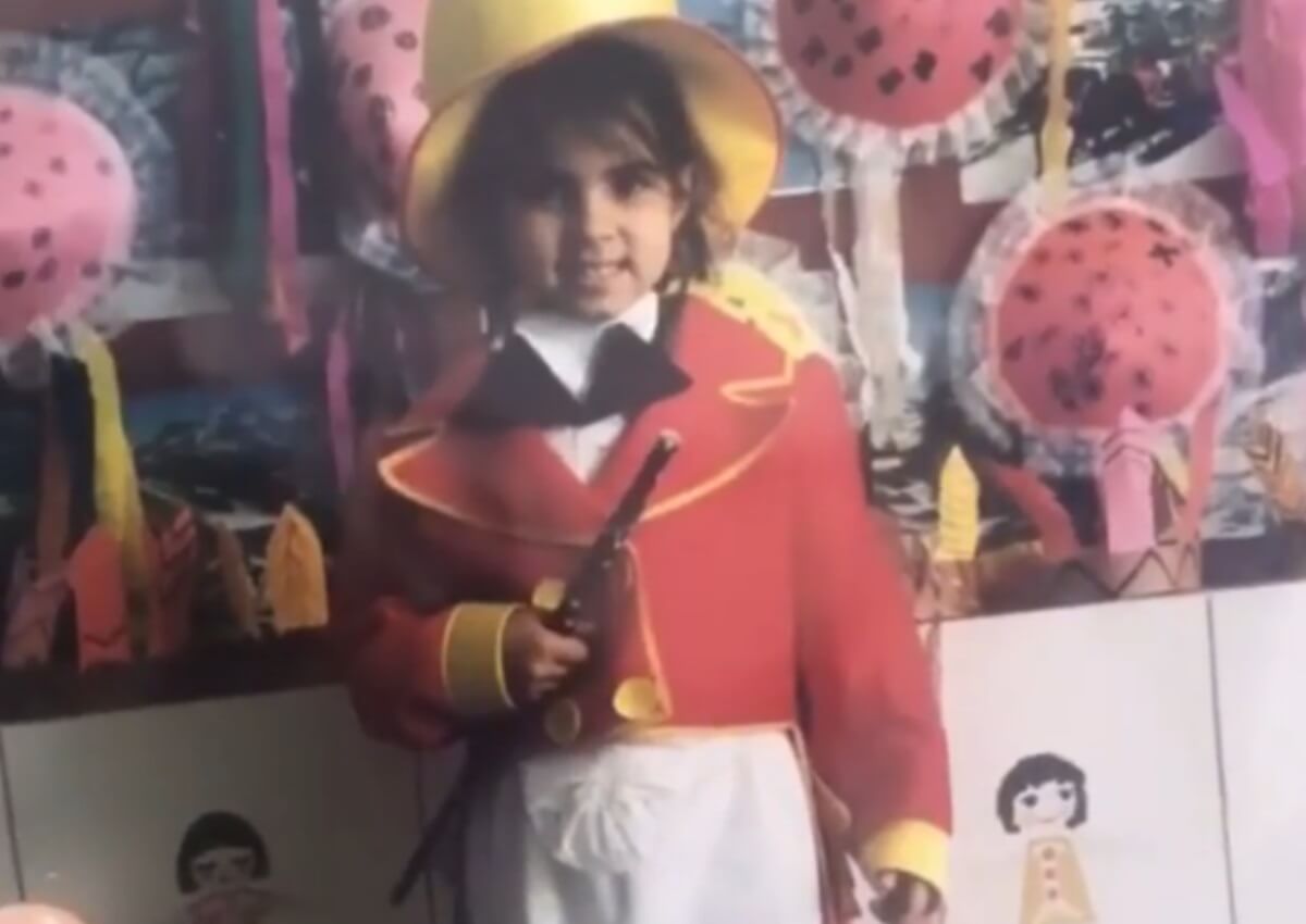 Αναγνωρίζει το κορίτσι της φωτογραφίας; Είναι αγαπημένη Ελληνίδα παρουσιάστρια!