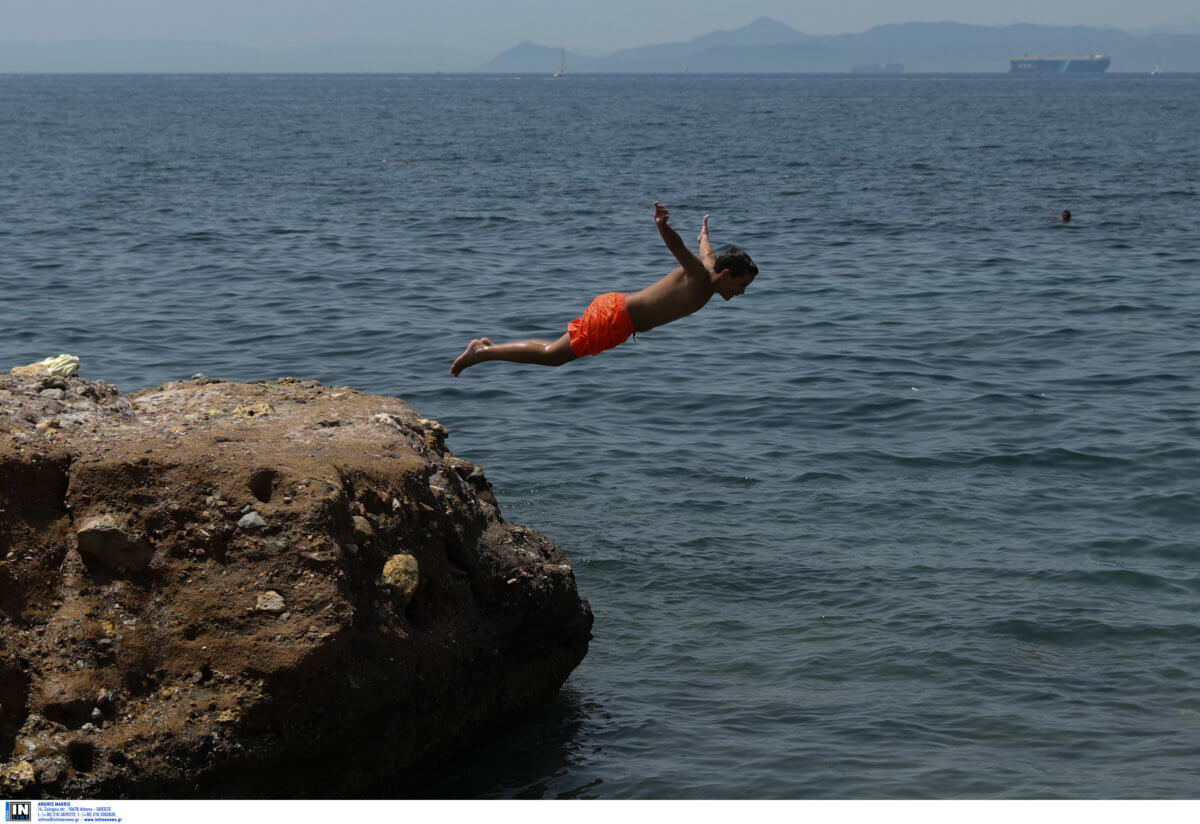 Καιρός: Επιμένει ο καύσωνας παρά την μικρή πτώση της θερμοκρασίας