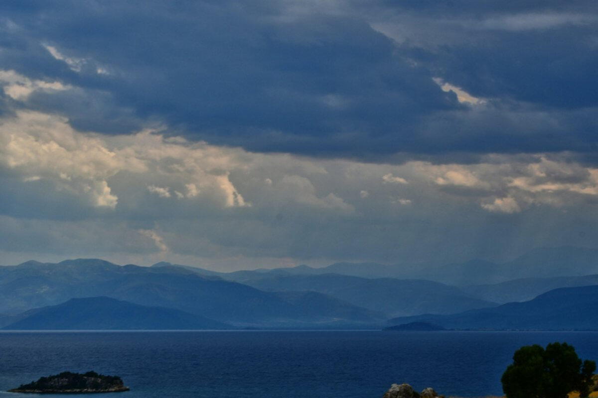 Καιρός αύριο: Ζέστη με βροχές και καταιγίδες η γιορτή του Αγίου Πνεύματος!