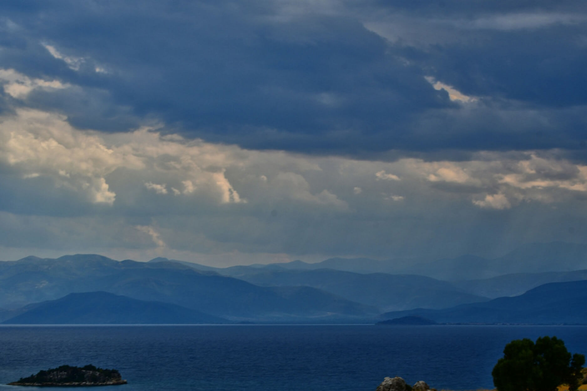 Καιρός αύριο: Ζέστη με βροχές και καταιγίδες η γιορτή του Αγίου Πνεύματος!