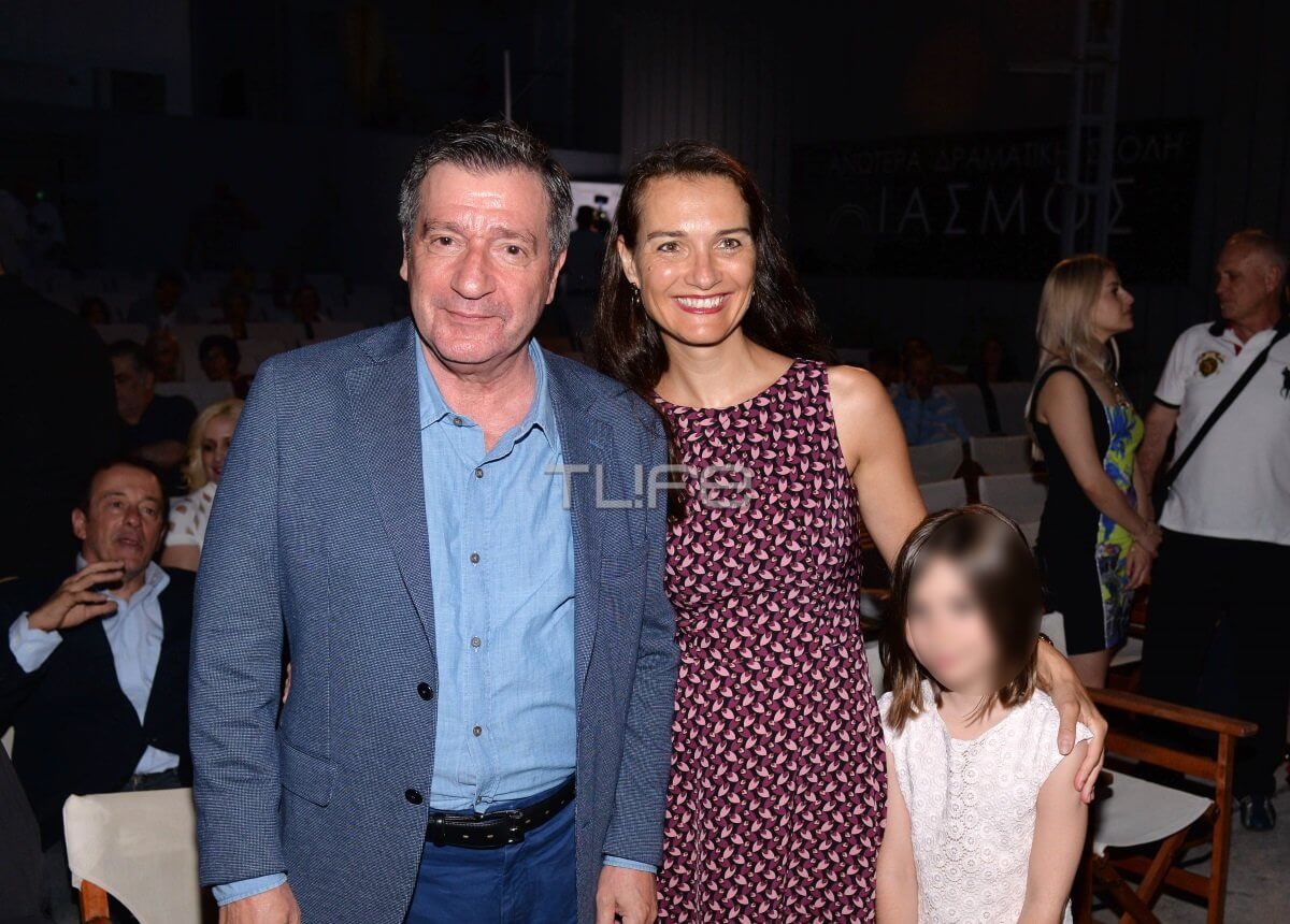 Ο Γιώργος Καμίνης στο θέατρο με την κούκλα σύζυγο και την κόρη του! [pics]