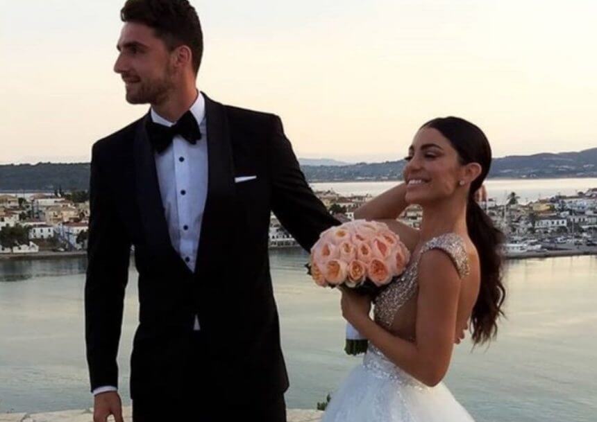Ο Στέφανος Καπίνο και η Μιρκέτα Βιδάλη παντρεύτηκαν στην Ερμιόνη – Οι πρώτες εικόνες από τον παραμυθένιο γάμο τους
