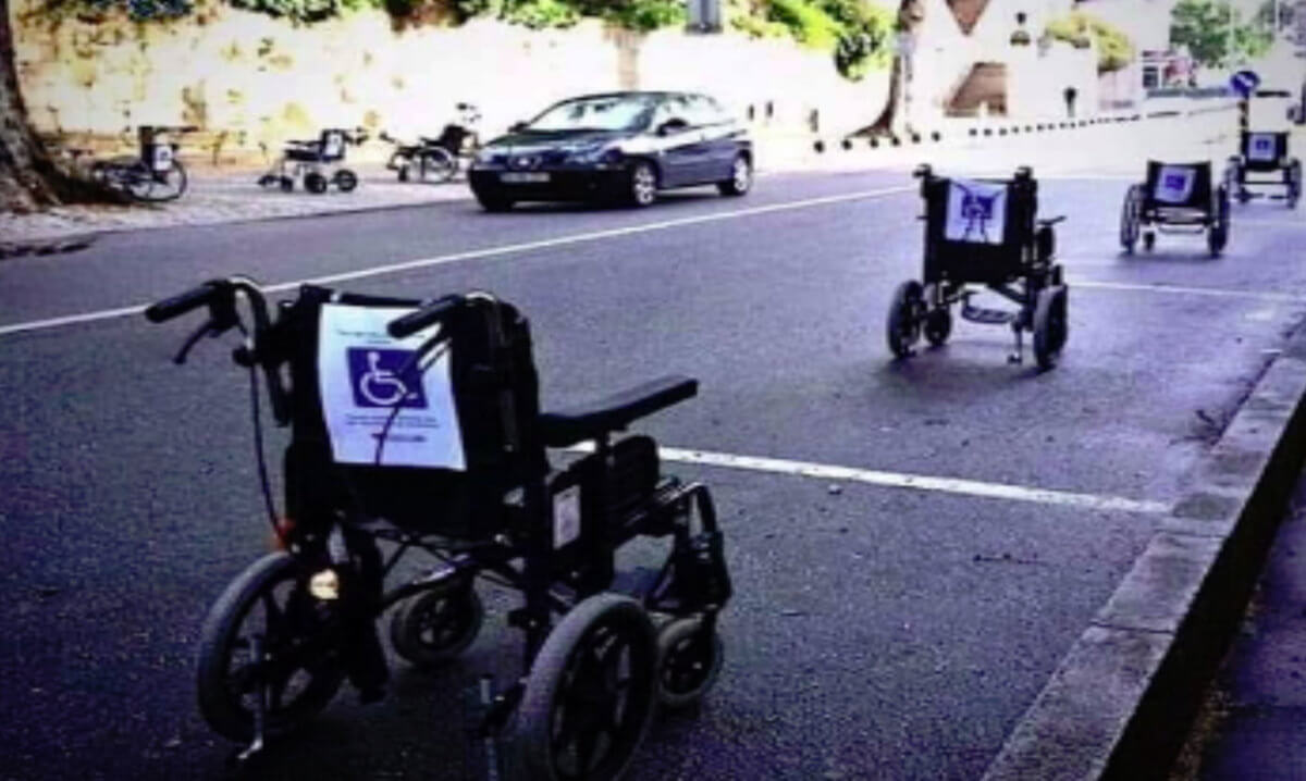 “Έλα στη θέση μου”, λένε τα άτομα με αναπηρία και παρκάρουν τα αμαξίδια τους σε θέσεις… parking!