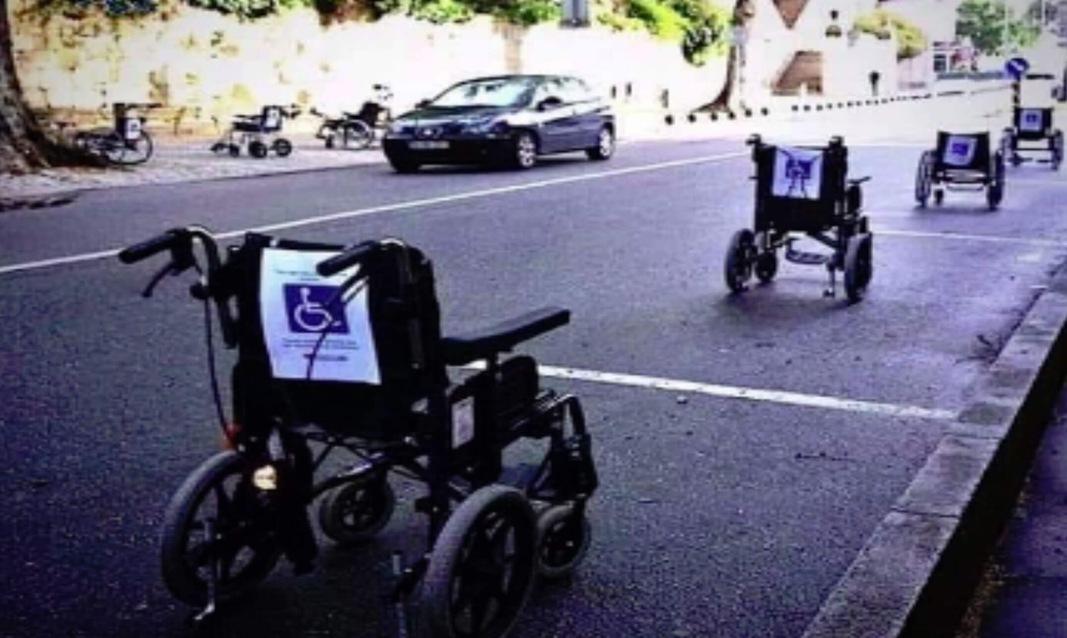 “Έλα στη θέση μου”, λένε τα άτομα με αναπηρία και παρκάρουν τα αμαξίδια τους σε θέσεις… parking!