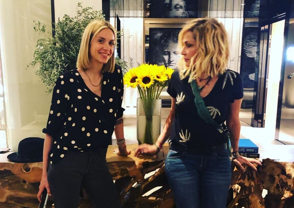 Η Σοφία Καρβέλα και η Άννα Βίσση νυχτοπερπατούν στην Αθήνα