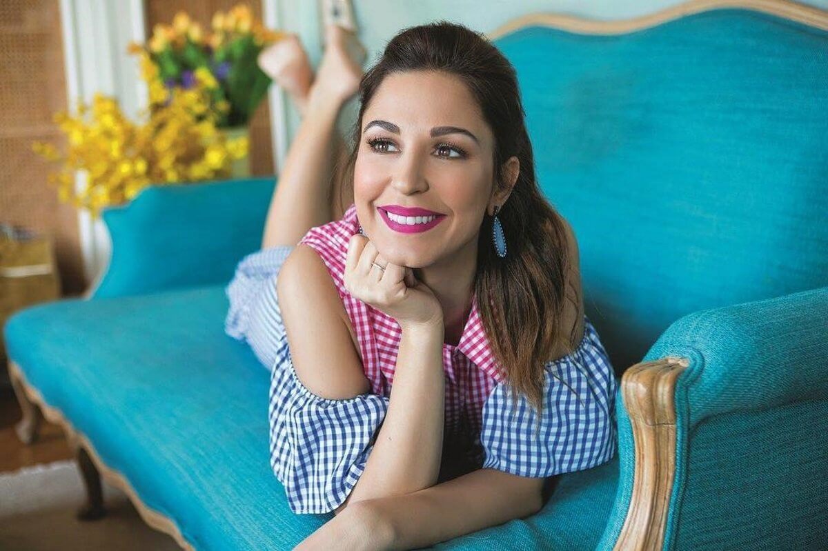 Η Κατερίνα Παπουτσάκη ποζάρει με σορτς και μας δείχνει τη σιλουέτα της τρεις μήνες μετά τη γέννα!