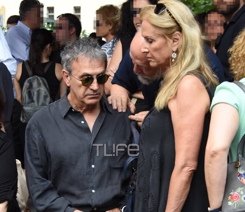 Ανείπωτη θλίψη στην κηδεία του Στέλιου Βαμβακάρη! Πλήθος κόσμου για το τελευταίο αντίο