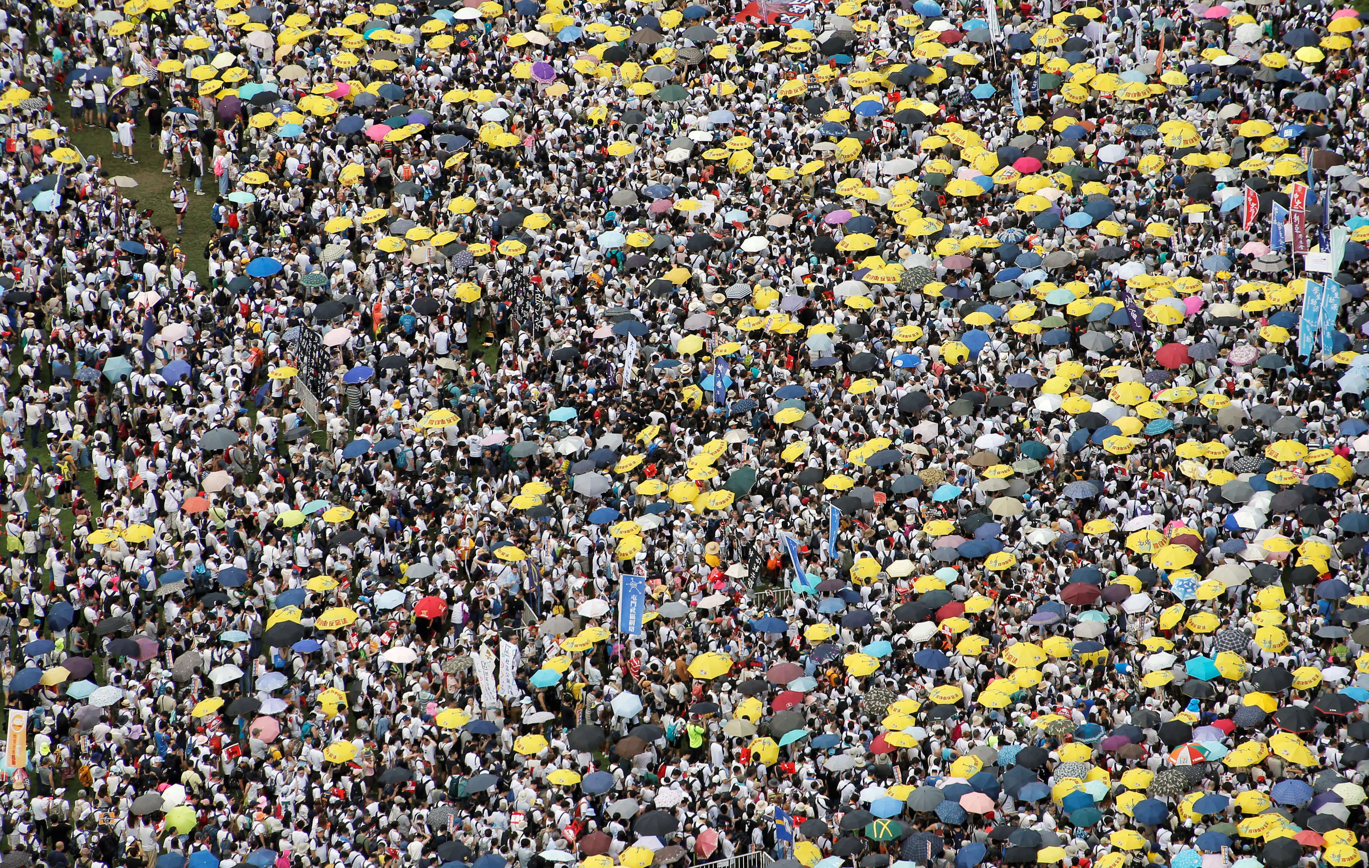 Χονγκ Κονγκ: Eκατοντάδες χιλιάδες στους δρόμους κατά του νομοσχεδίου για έκδοση υπόπτων [video,pics]