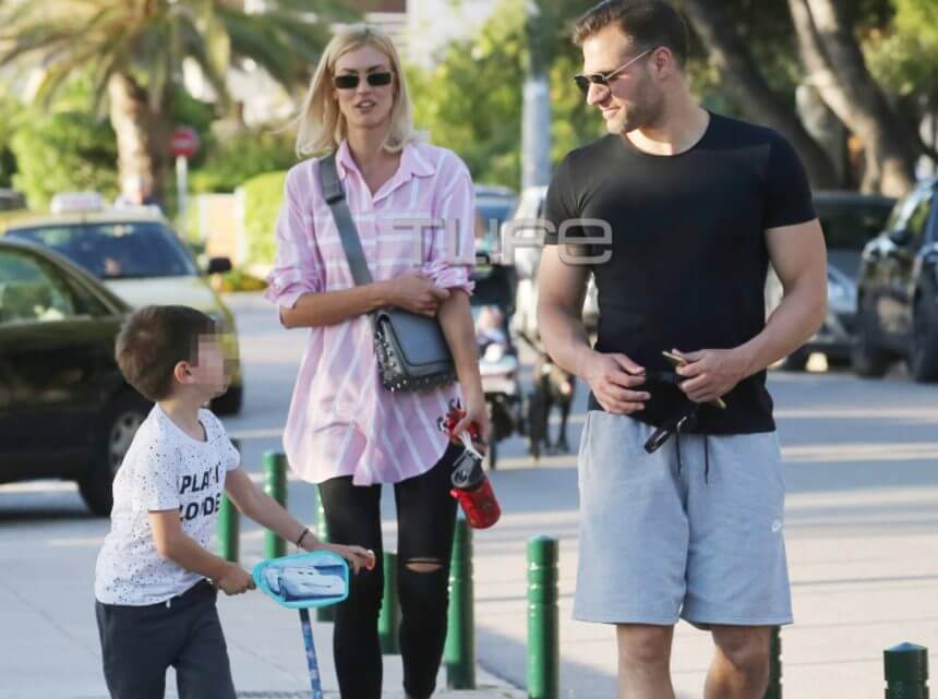 Η Βάσω Κολλιδά και ο Γιάννης Εμμανουηλίδης σε βόλτα με τον γιο τους στην Γλυφάδα