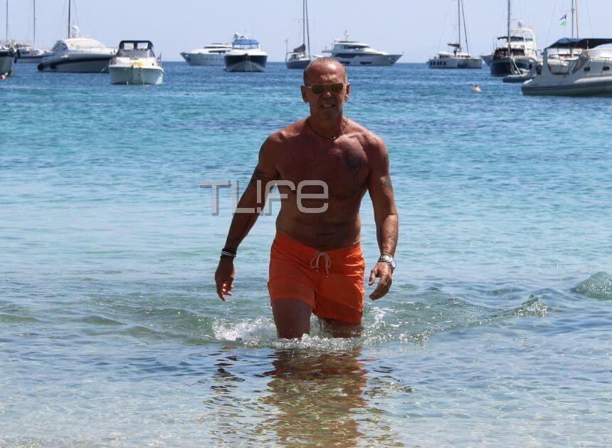 Πιο fit από ποτέ ο Πέτρος Κωστοπούλος – Με κοιλιακούς φέτες στην παραλία στα 65 του χρόνια! [pics]