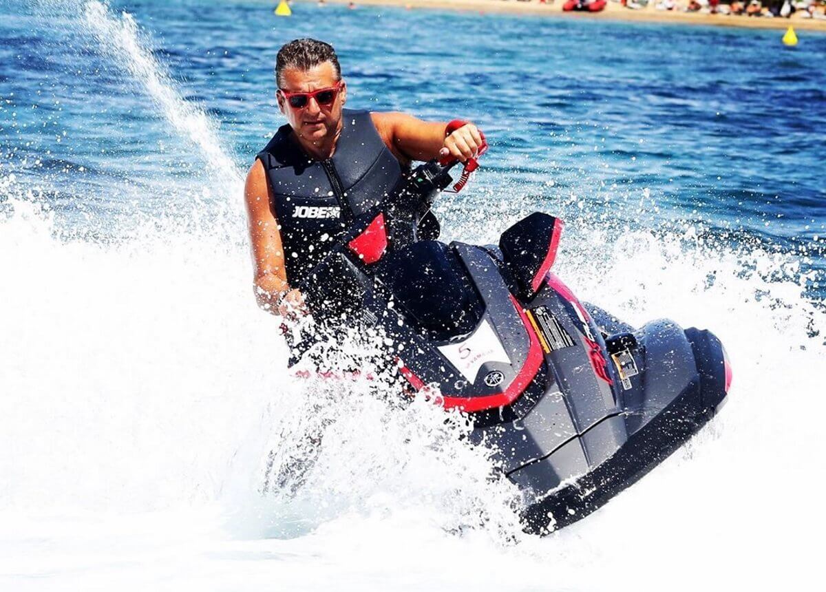 Ο Γιώργος Λιάγκας απολαμβάνει τις διακοπές στον Πόρο μαζί με τους γιου τους!