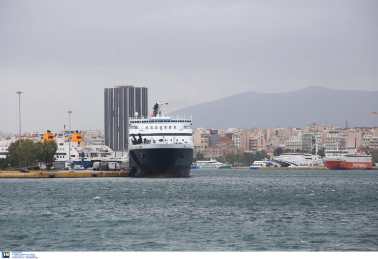 Κοντέινερ γεμάτο λαθρεπιβάτες βρέθηκε σε πλοίο στο λιμάνι του Πειραιά