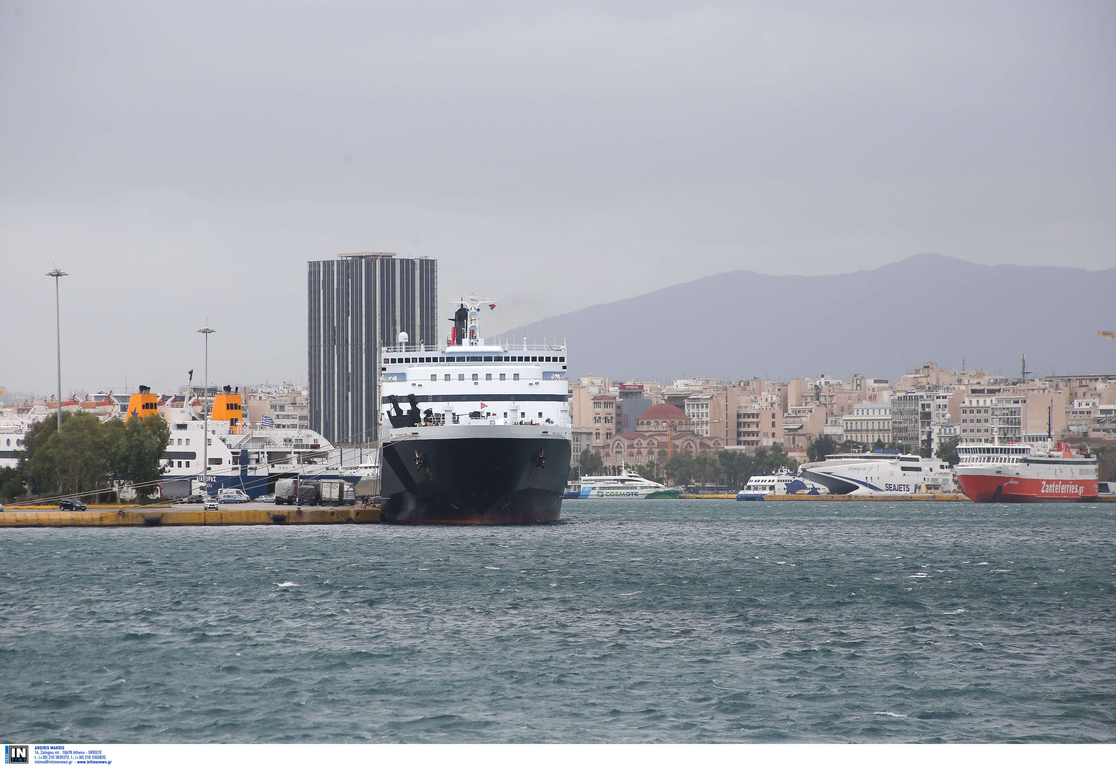 Λιμάνι Πειραιά: Βρέθηκε κοντέινερ γεμάτο λαθρεπιβάτες μέσα σε πλοίο