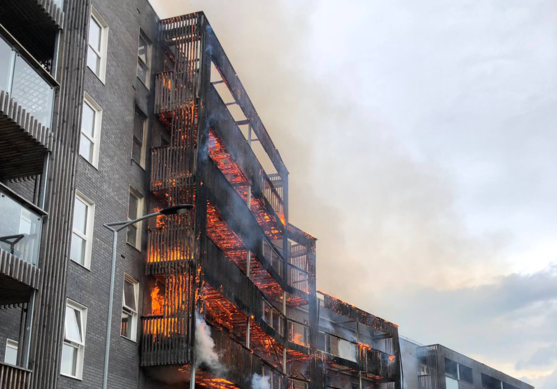 Λονδίνο: Μεγάλη φωτιά σε συγκρότημα κατοικιών – video