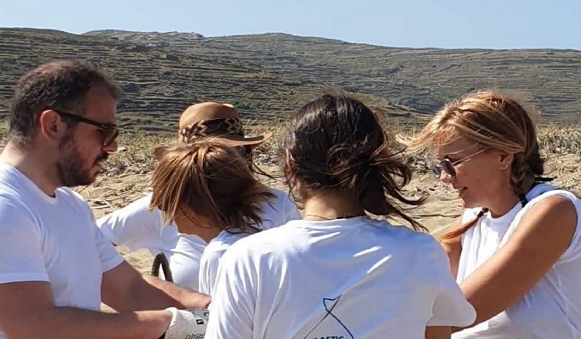 Τήνος: Η Μαρέβα Μητσοτάκη καθάρισε με εθελοντές παραλίες – Ο γαλάζιος υποψήφιος που ήταν σκιά της [pic]