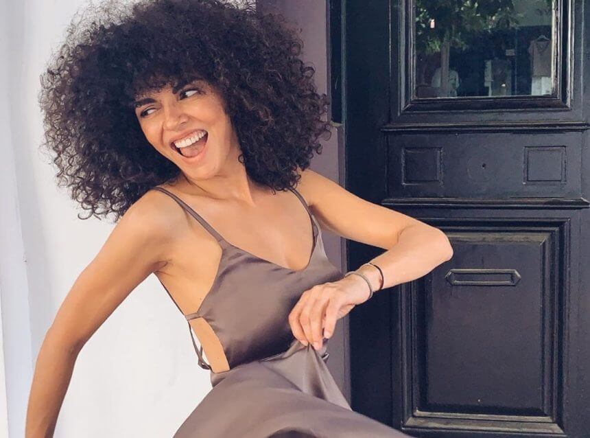 H Mαρία Σολωμού ποζάρει χωρίς ίχνος ρετούς φορώντας μόνο… το μαγιό της!