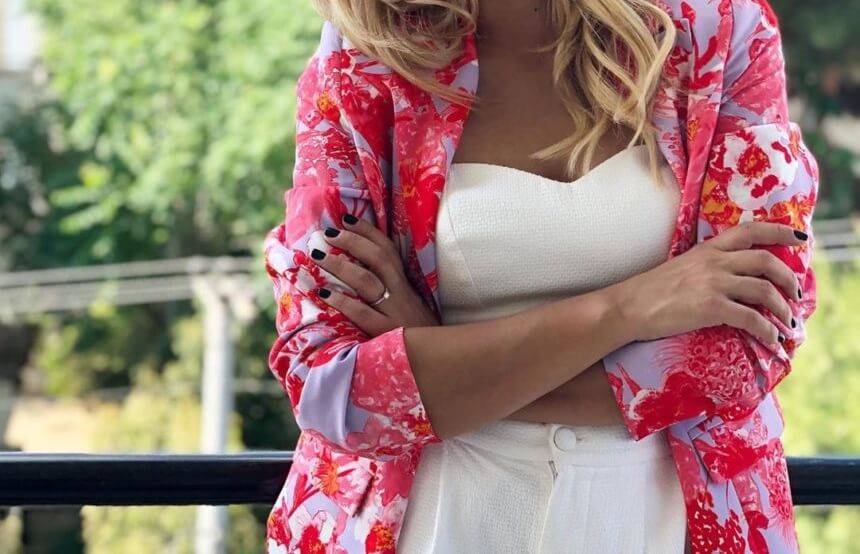 Πόσα παπούτσια χρειάζεται η Ελληνίδα παρουσιάστρια για ένα Σαββατοκύριακο στην Μύκονο;