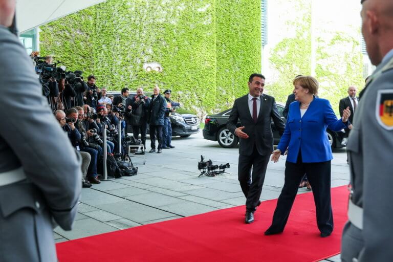 Συνάντηση Μέρκελ – Ζάεφ με «κύριο πιάτο» την ένταξη της Βόρειας Μακεδονίας στην ΕΕ