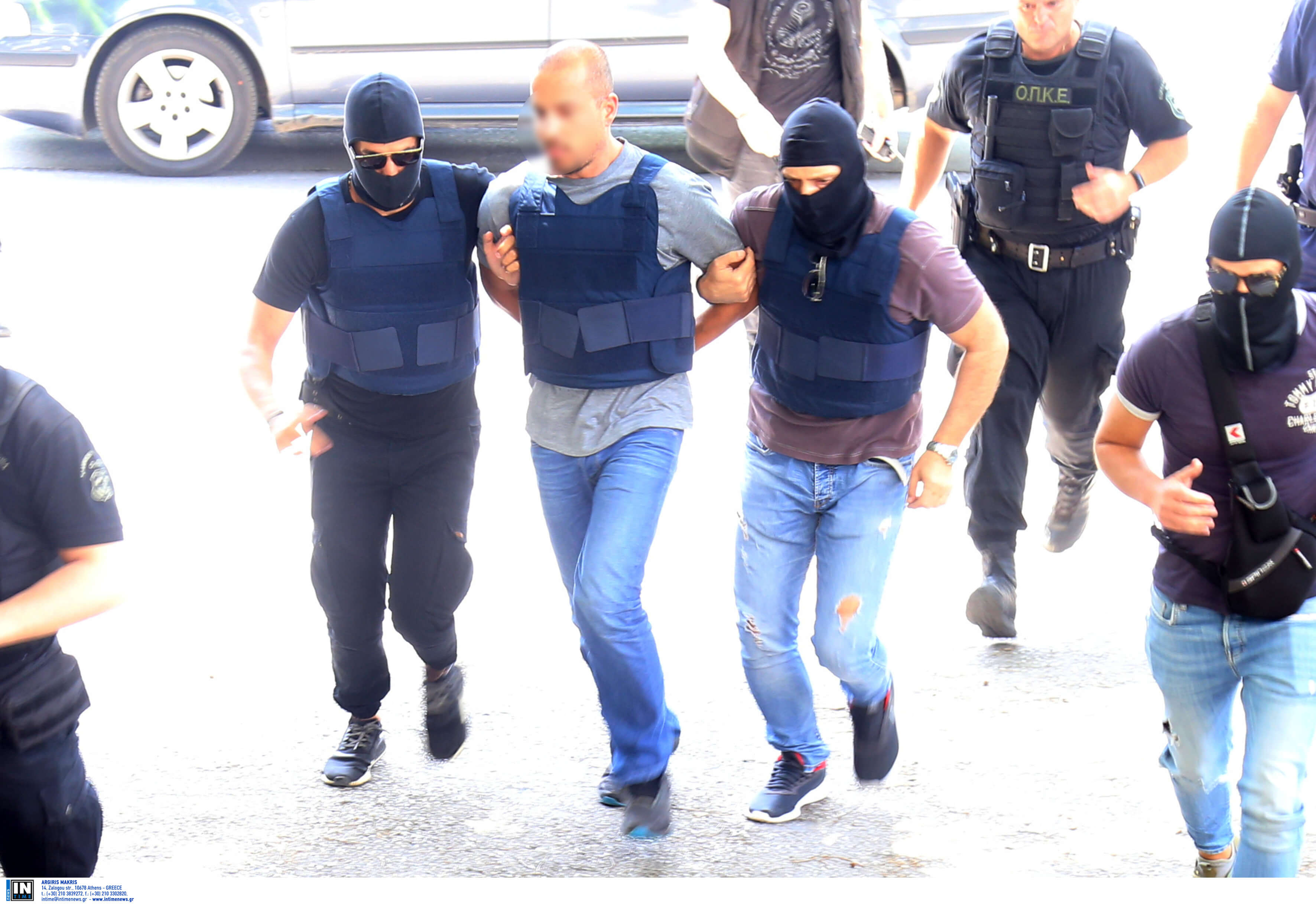 Εικόνες από τη μεταφορά των συλληφθέντων για τη ληστεία στο ΑΧΕΠΑ