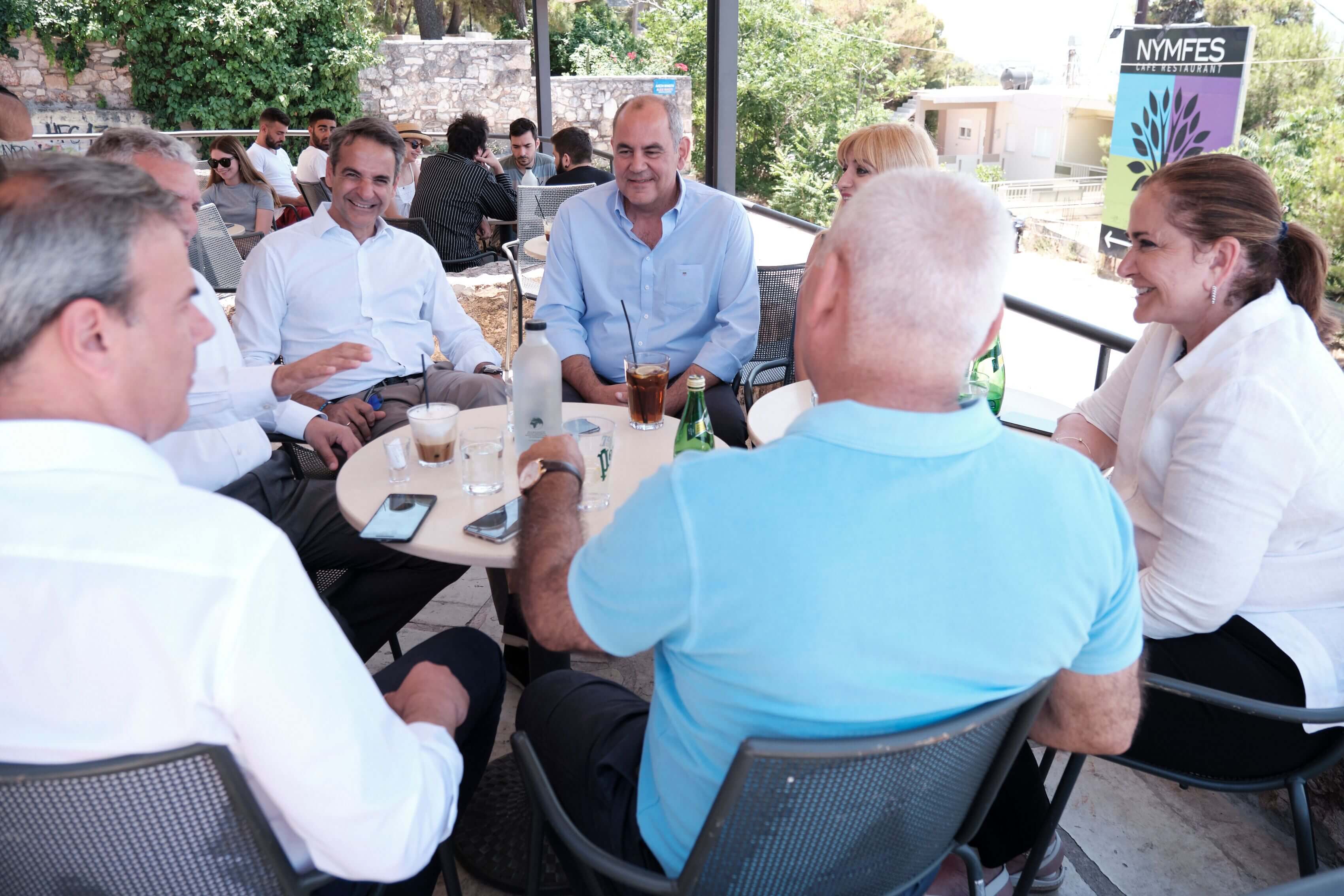 Για καφέ ο Κυριάκος Μητσοτάκης με τους υποψήφιους βουλευτές Χανίων [pics]