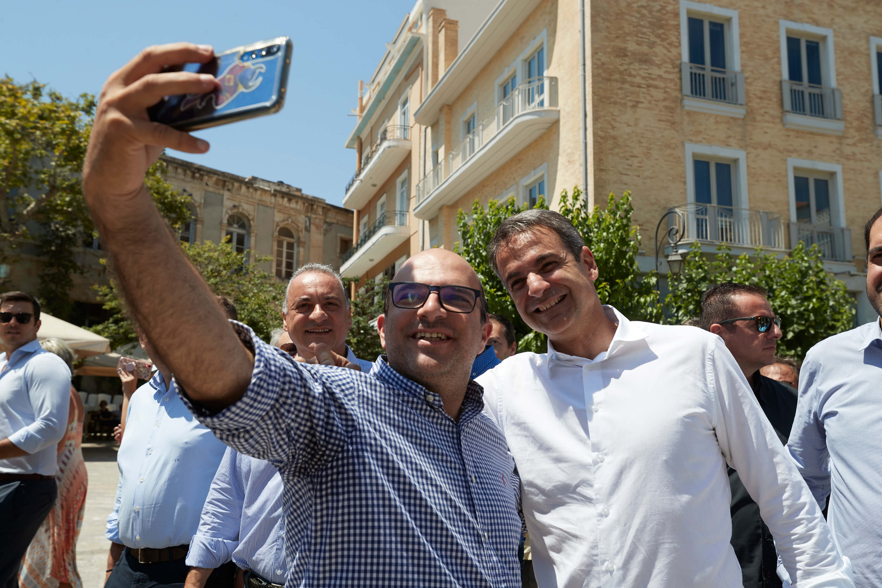 Εκλογές 2019 – Μητσοτάκης: Selfies, μαντινάδες και αγκαλιές στο Ηράκλειο [pics]