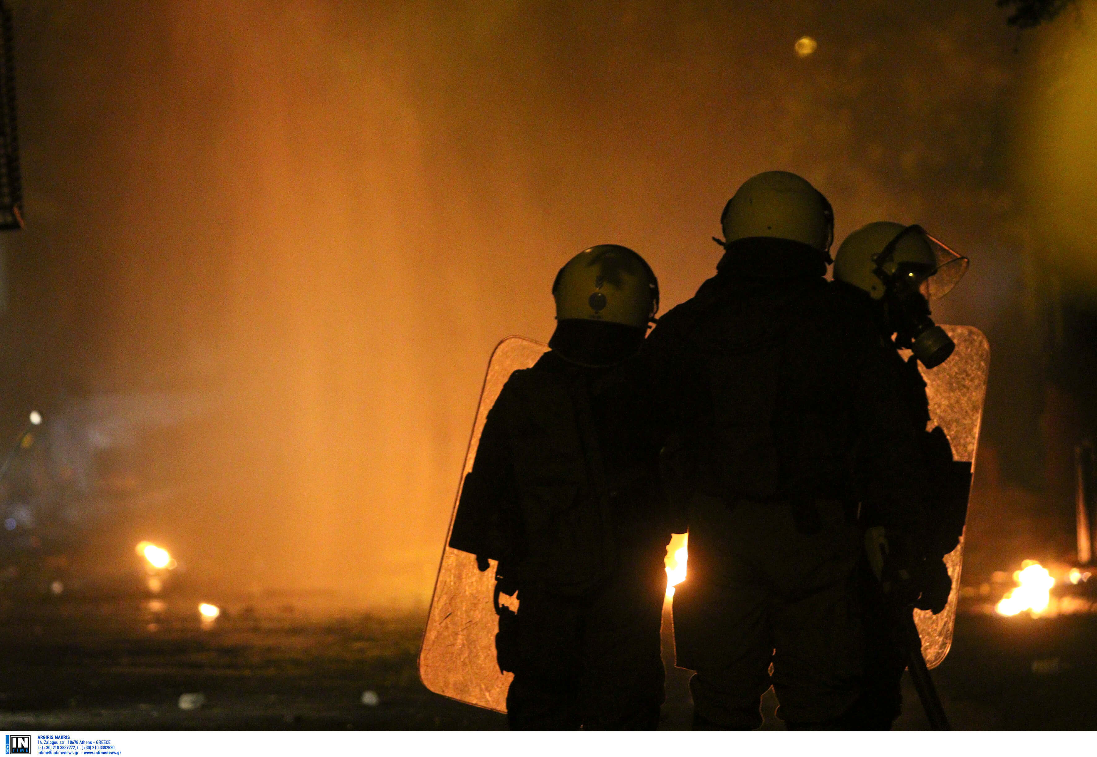 Επίθεση με μολότοφ σε διμοιρία των ΜΑΤ στη Ζωοδόχου Πηγής