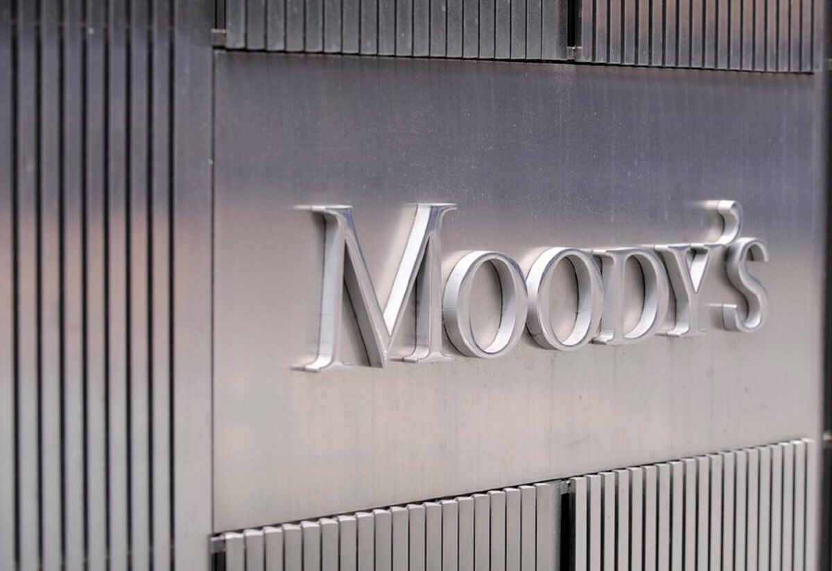 Moody’s: Υποβάθμισε τις προοπτικές για τις ελληνικές τράπεζες λόγω κορονοϊού