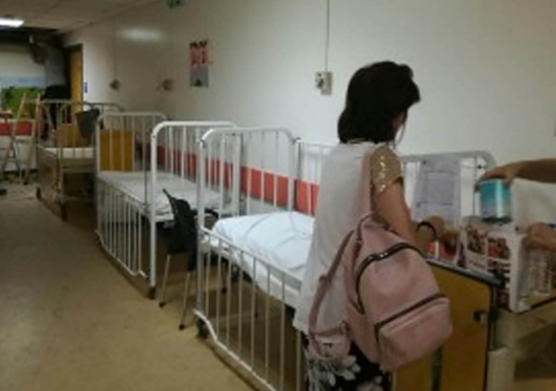 Ηράκλειο: Έβαλαν μωρό 8 μηνών σε ράντζο – Εικόνες ντροπής στο νοσοκομείο και απίθανες δικαιολογίες – video