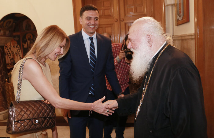 Η Τζένη Μπαλατσινού και ο Βασίλης Κικίλιας επισκέφτηκαν τον Ιερώνυμο για να πάρουν την ευχή του!