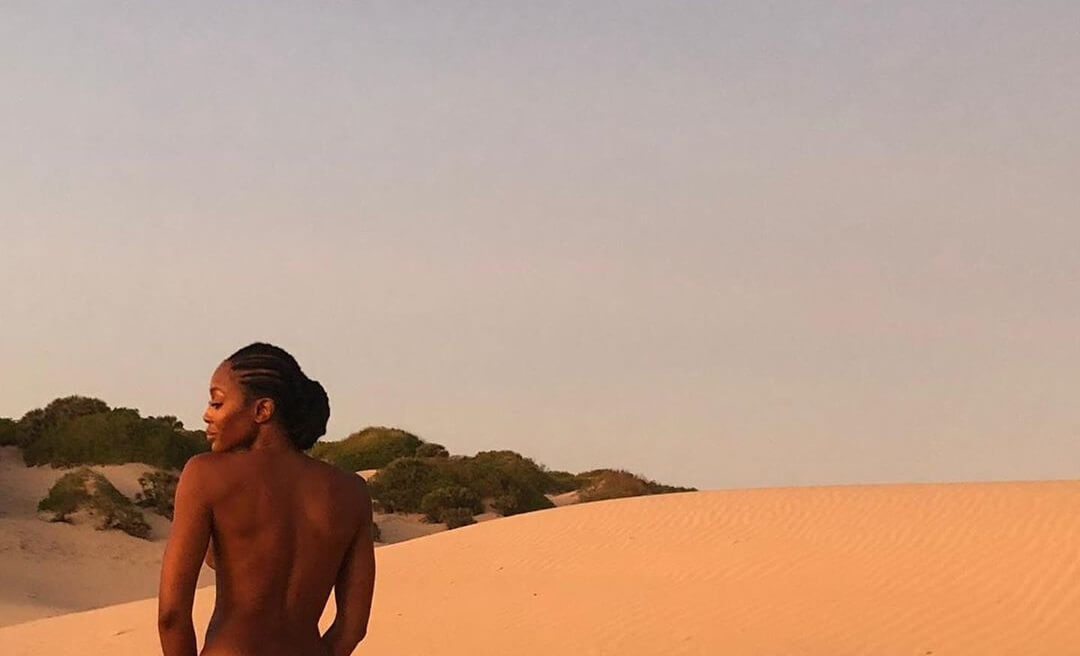 Η Naomi Campbell χωρίς ίχνος ρούχου στην έρημο