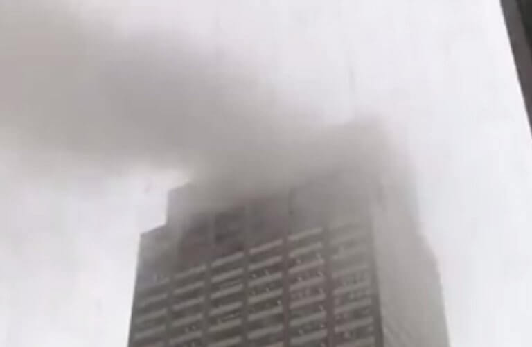 Ελικόπτερο συνετρίβη σε κτίριο στη Νέα Υόρκη - Νεκρός ο πιλότος