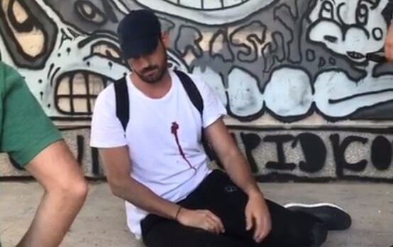 Τατουάζ: Δείτε backstage βίντεο την ώρα που τρώει σφαίρα ο “serial killer” Nίκος Πολυδερόπουλος