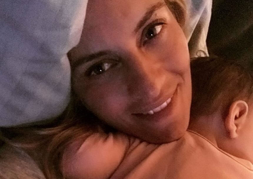 Ελεονώρα Μελέτη: Ο σύζυγός της, Θοδωρής Μαροσούλης, την φωτογραφίζει στην πισίνα μαζί με την κόρη τους!