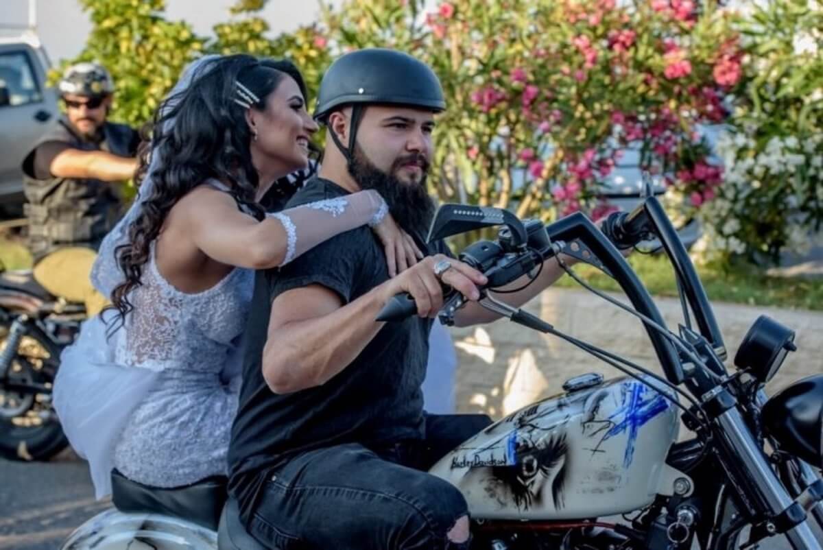 Ηράκλειο: Η νύφη έφτασε στην εκκλησία πάνω σε Harley [video, pics]