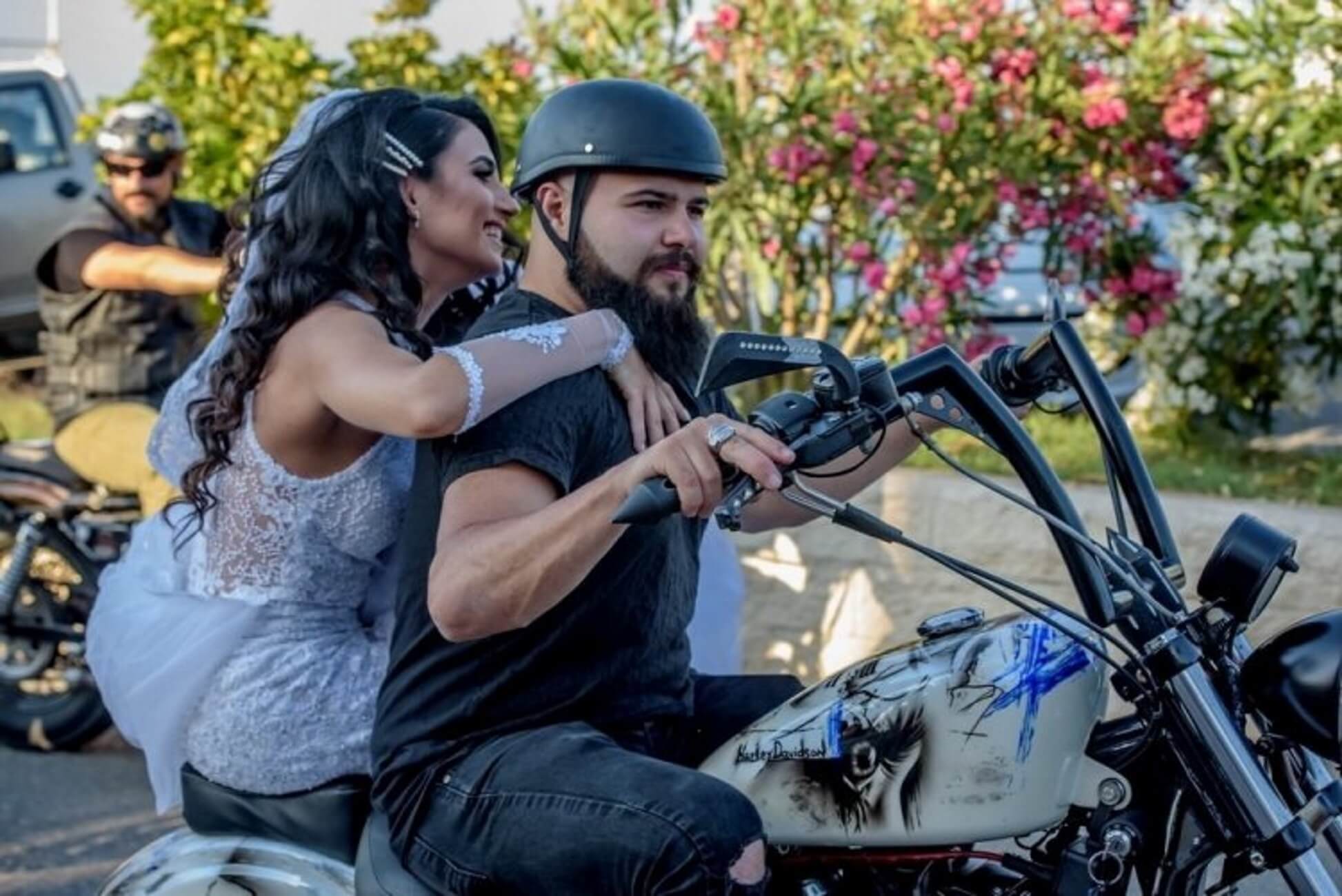 Ηράκλειο: Η νύφη έφτασε στην εκκλησία πάνω σε Harley [video, pics]